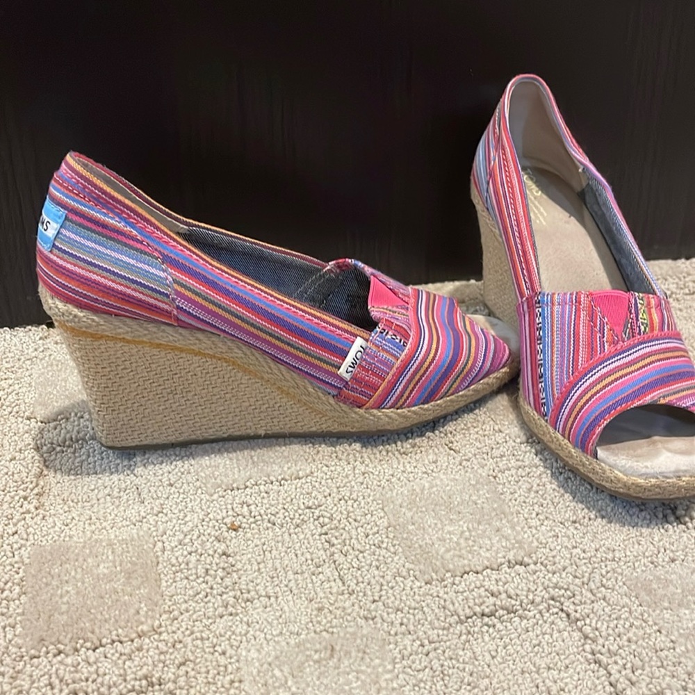 Toms rope wrapped wedge heel with prep toe size 9.5- gently worn multi color